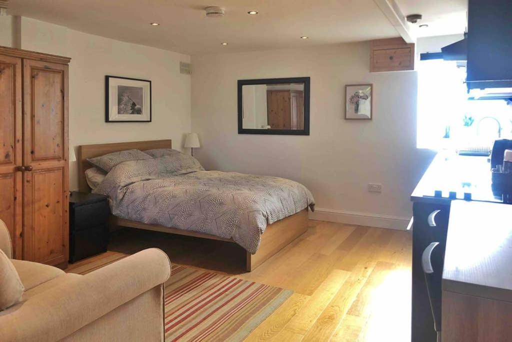 Modern Studio Apartment Near Town Centre Poole Exterior foto